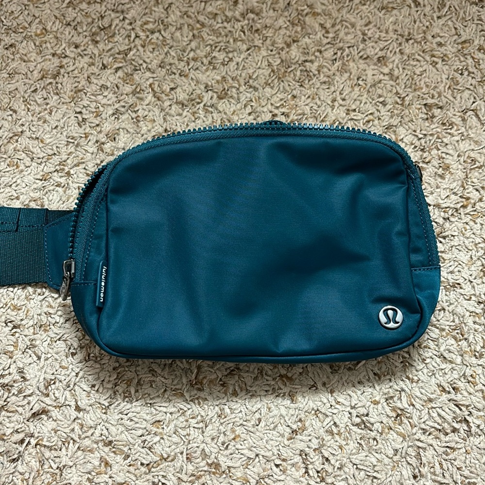 NWOT lululemon belt bag 2L